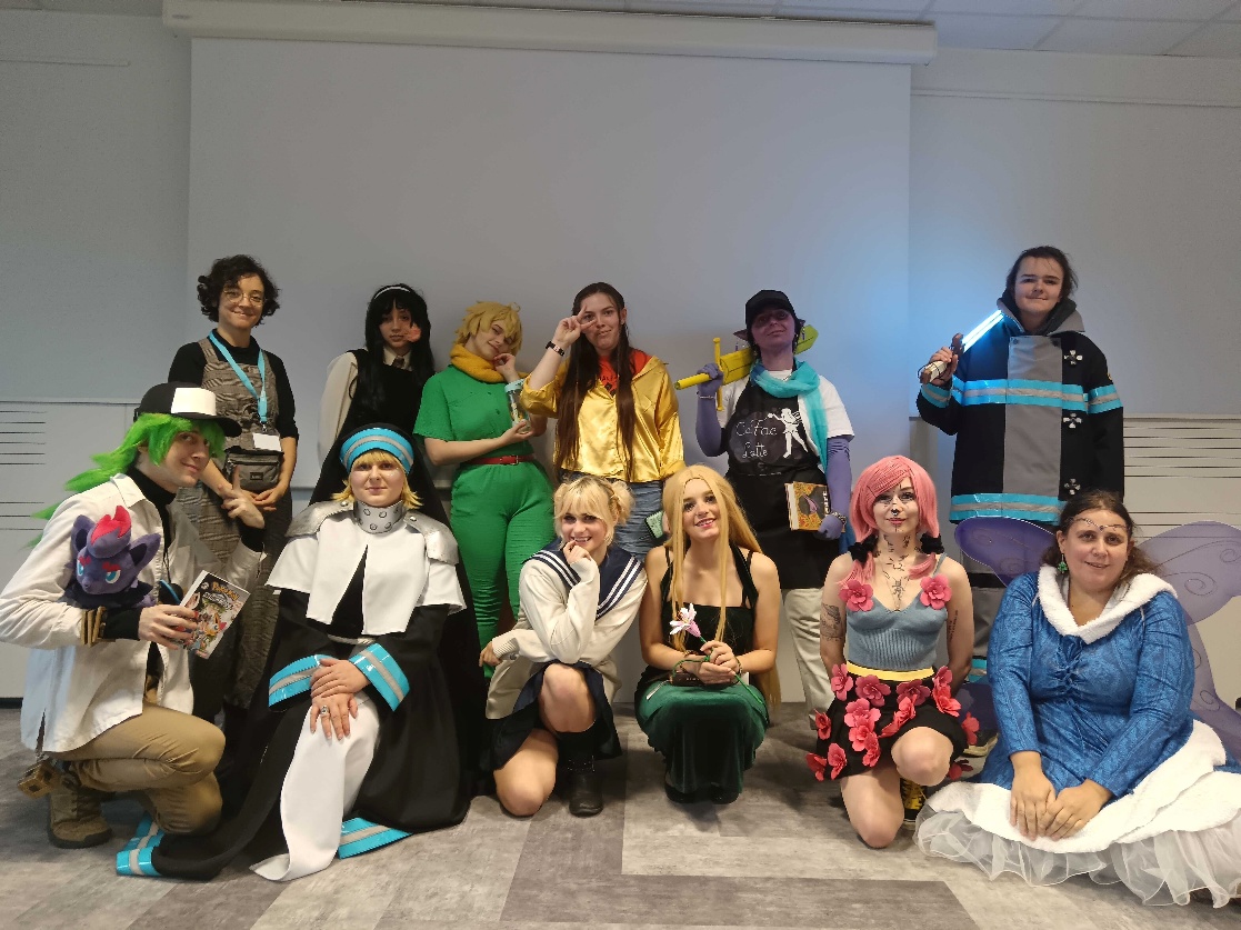 Un groupe de participants costumés pose sur scène lors d’un précédent concours de cosplay du salon.
