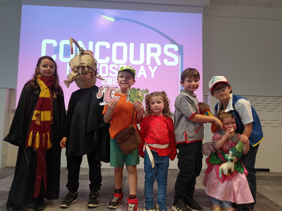 Des enfants présentent leurs costumes sur scène lors d’un précédent concours du salon.