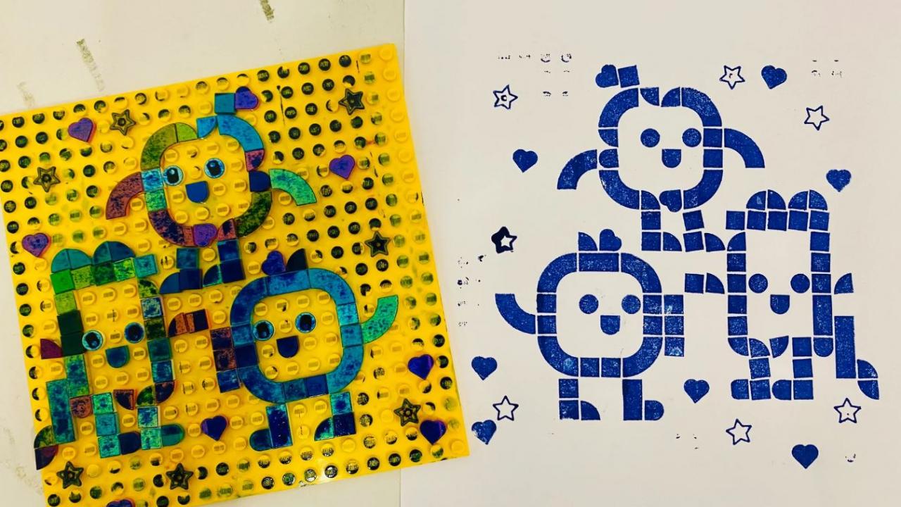 Une plaque de briques Lego colorées et l’image imprimée à partir de ses motifs.