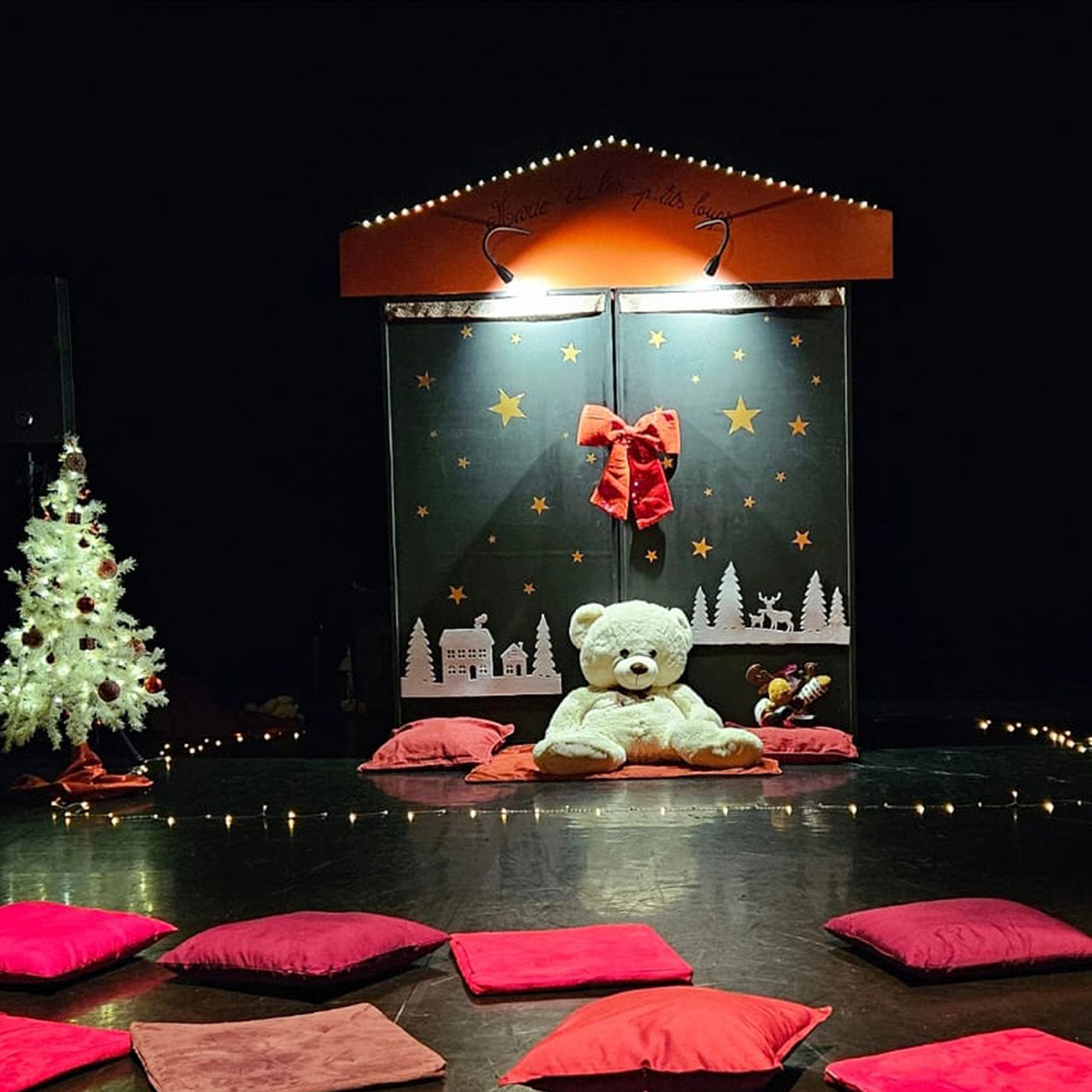 Le décor de Noël du spectacle Le doudou de Lili, avec son ours en peluche.