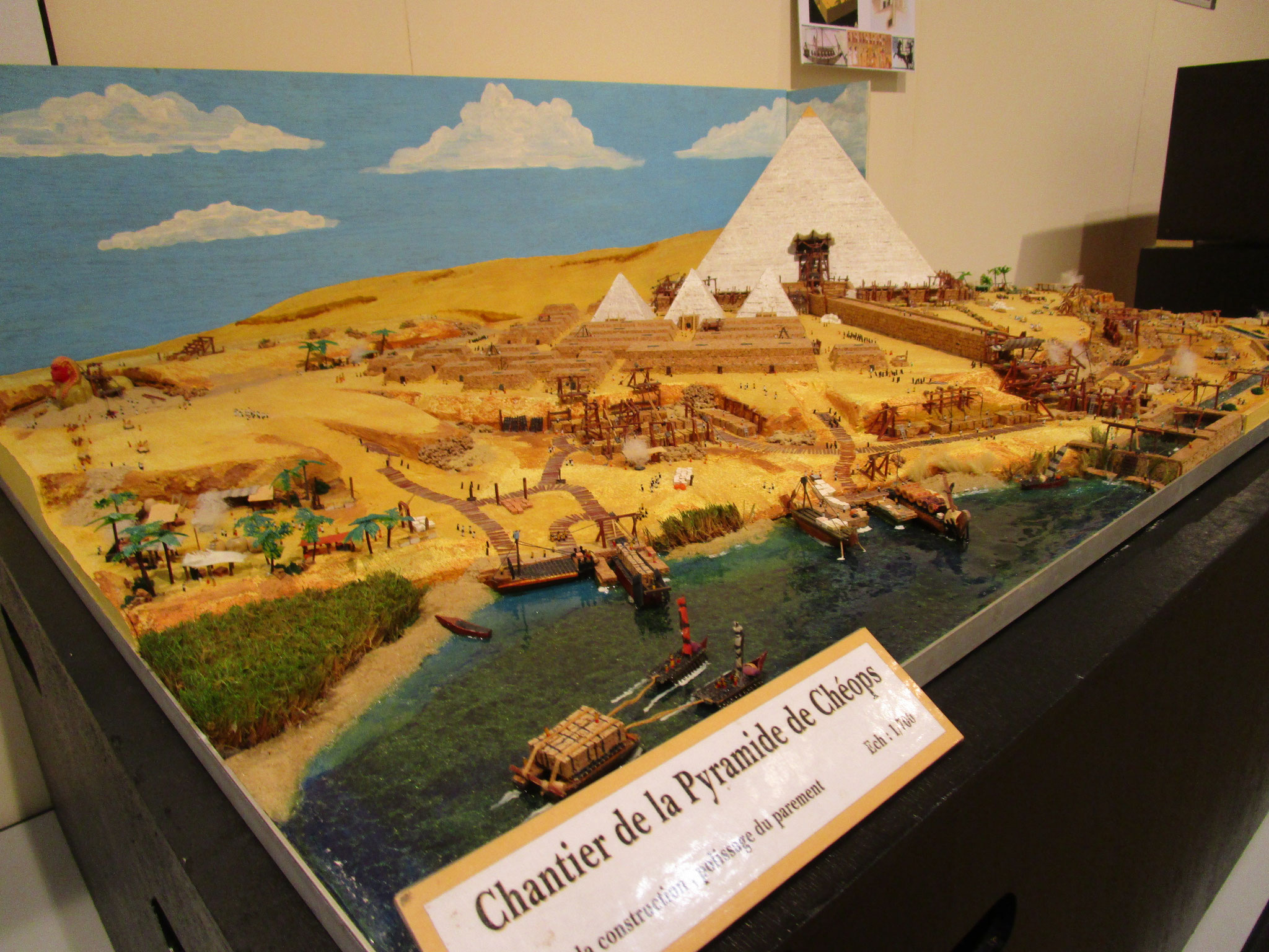 Maquette du chantier de la pyramide de Khéops, avec ses ouvriers, ses embarcations et ses constructions.