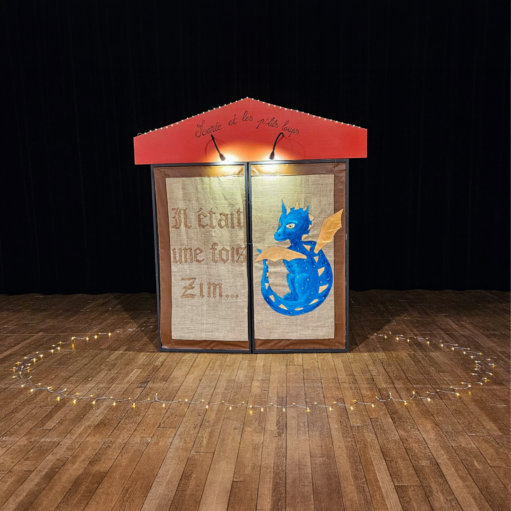 Le décor du spectacle Zim le dragon, avec son dragon bleu.